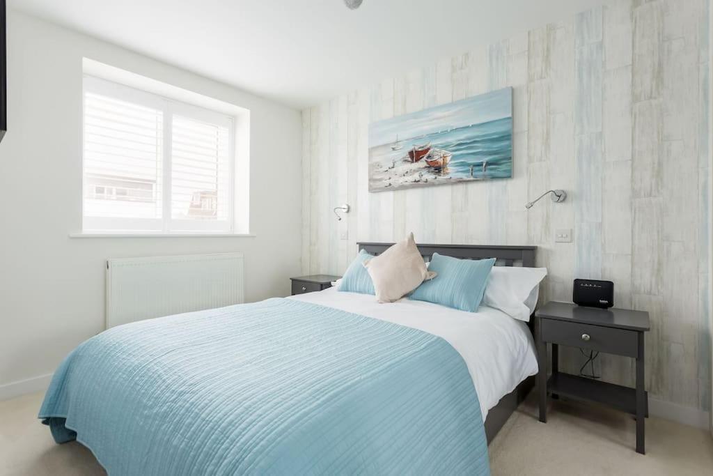 Stunning 2 Bed Apartment, Fabulous Sea View & 2 Minutes To Beach With Parking Борнмут Екстер'єр фото