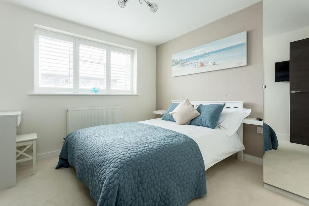 Stunning 2 Bed Apartment, Fabulous Sea View & 2 Minutes To Beach With Parking Борнмут Екстер'єр фото