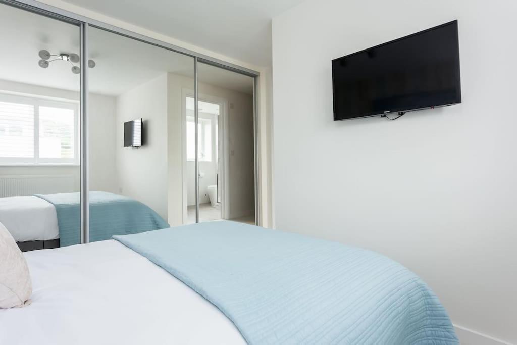 Stunning 2 Bed Apartment, Fabulous Sea View & 2 Minutes To Beach With Parking Борнмут Екстер'єр фото