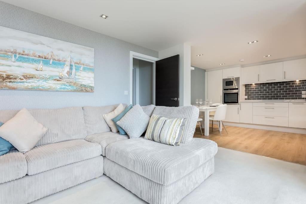 Stunning 2 Bed Apartment, Fabulous Sea View & 2 Minutes To Beach With Parking Борнмут Екстер'єр фото