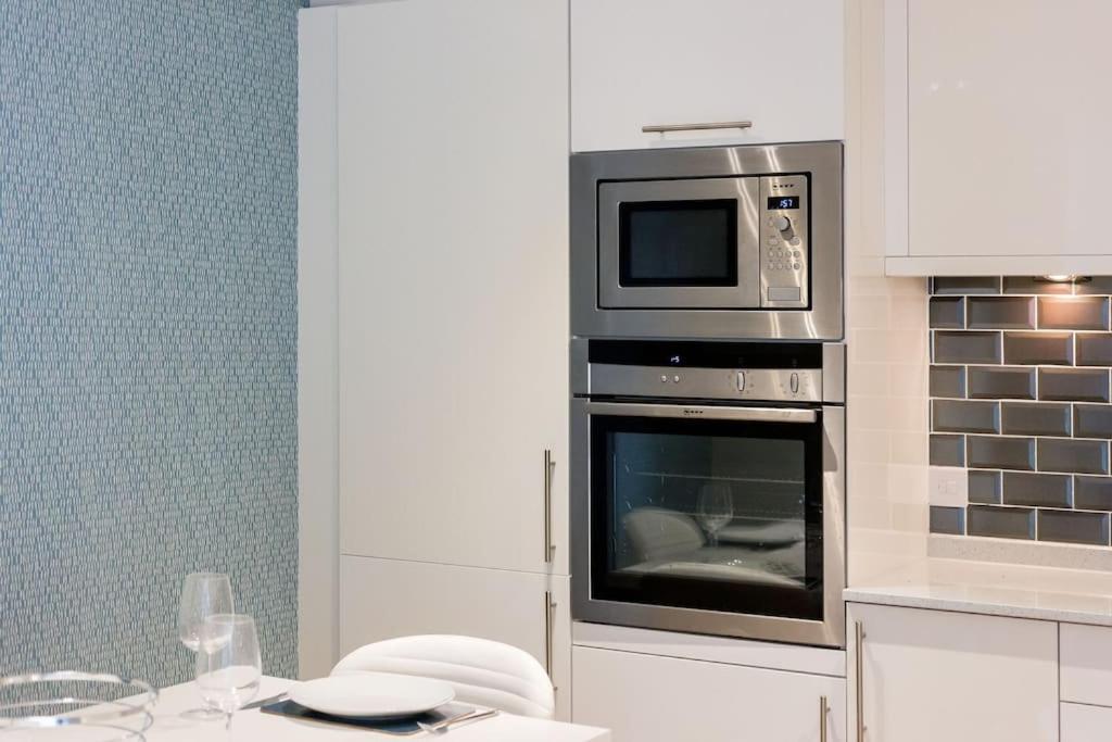 Stunning 2 Bed Apartment, Fabulous Sea View & 2 Minutes To Beach With Parking Борнмут Екстер'єр фото