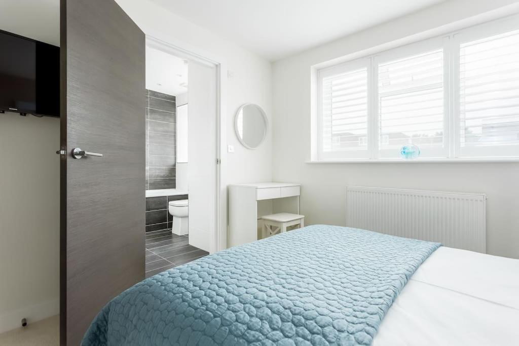 Stunning 2 Bed Apartment, Fabulous Sea View & 2 Minutes To Beach With Parking Борнмут Екстер'єр фото