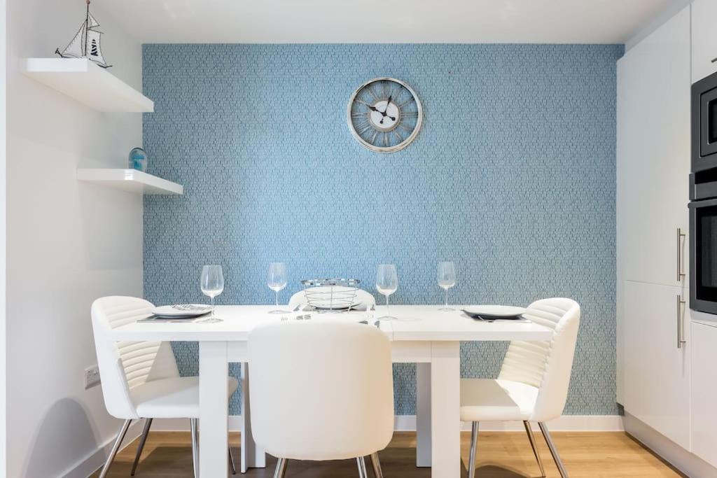 Stunning 2 Bed Apartment, Fabulous Sea View & 2 Minutes To Beach With Parking Борнмут Екстер'єр фото