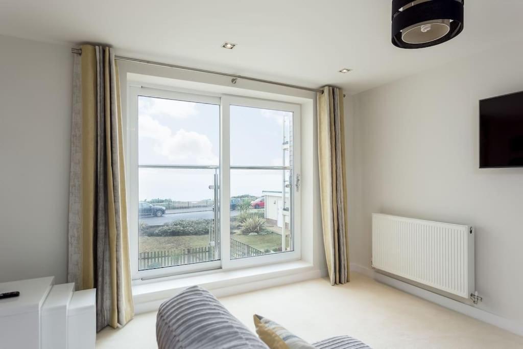 Stunning 2 Bed Apartment, Fabulous Sea View & 2 Minutes To Beach With Parking Борнмут Екстер'єр фото