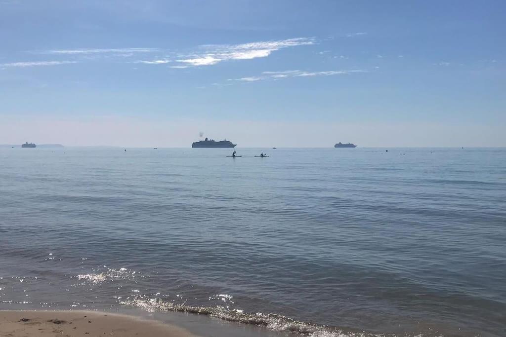 Stunning 2 Bed Apartment, Fabulous Sea View & 2 Minutes To Beach With Parking Борнмут Екстер'єр фото