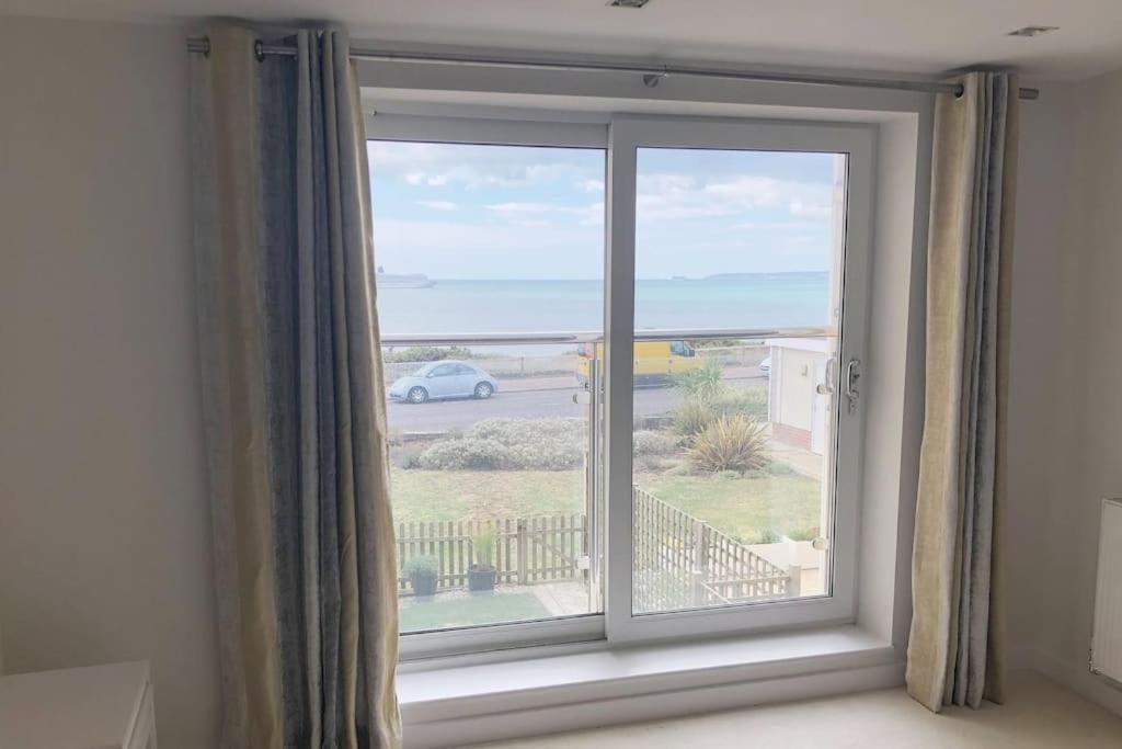 Stunning 2 Bed Apartment, Fabulous Sea View & 2 Minutes To Beach With Parking Борнмут Екстер'єр фото